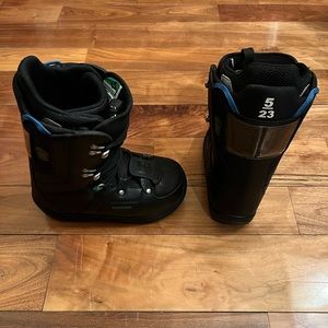Kids size 5/23 snowboard boots